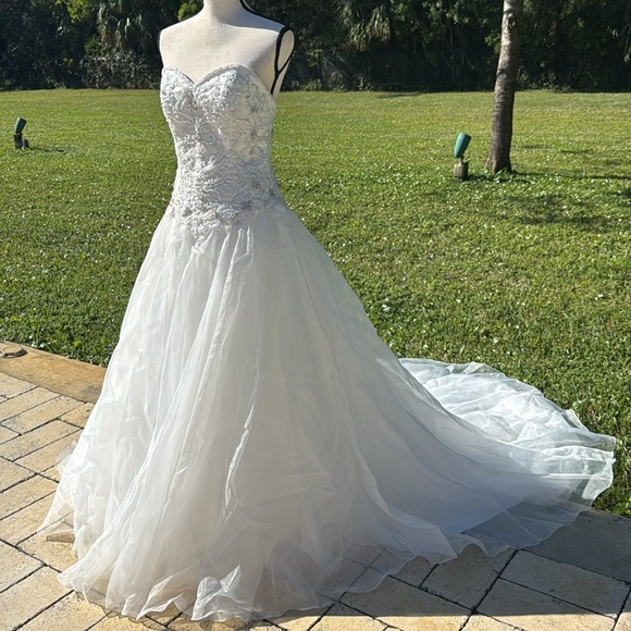 Strapless white wedding dress with a sweetheart neckline. Size small - Picture 4 of 6